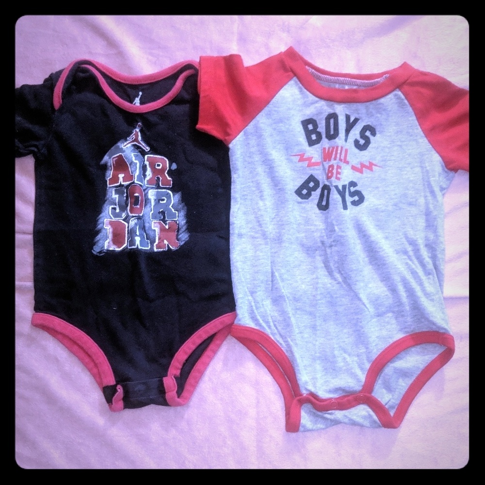 (2) boys 6-9 months onesies. (Black and red)